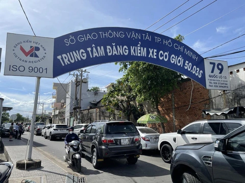 Nâng Cẩu Nguyên Phát sẵn sàng phục vụ bạn với dịch vụ thuê xe cẩu TP.HCM chất lượng cao và giá cả hợp lý. Hãy liên hệ ngay hôm nay để nhận ưu đãi tốt nhất: Hotline: 0929 200 900 Email: xecaugovap@gmail.com Địa chỉ: 171/3 Nguyễn Tư Giản, Phường 12, Gò Vấp, TP.HCM Website: https://nangcaunguyenphat.com